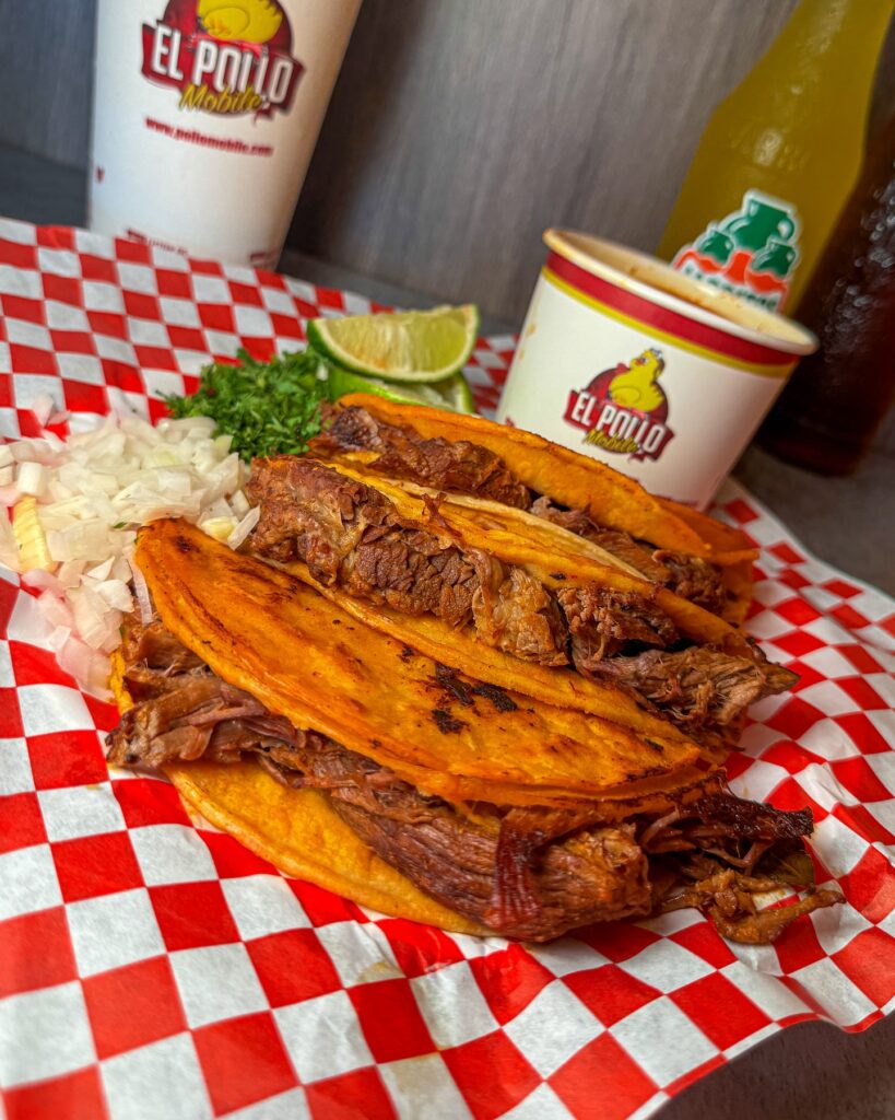 Quesabirrias o tacos de birria con consomé en Pollo Mobile, Las Vegas